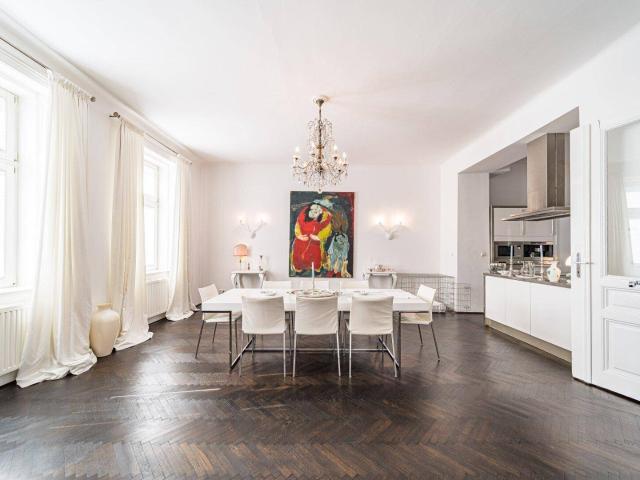 Großzügige 6 Zimmer Altbauwohnung mit Balkon