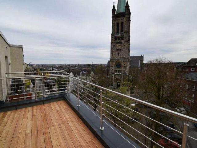Großzügige 6 Zimmer Dachgeschosswohnung mit zwei Terrassen an der Schanz