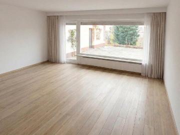 Großzügige 6 Zimmer Erdgeschosswohnung mit großer Terrasse