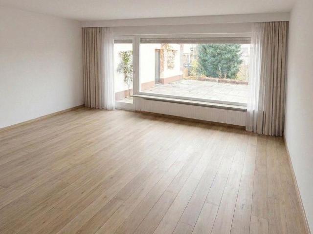 Großzügige 6 Zimmer Erdgeschosswohnung mit großer Terrasse