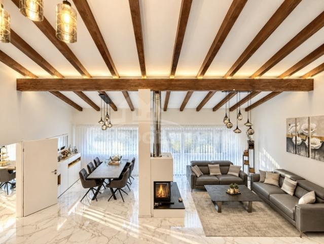 GROSSZÜGIGE 6,5 ZIMMER RENOVIERTE VILLA