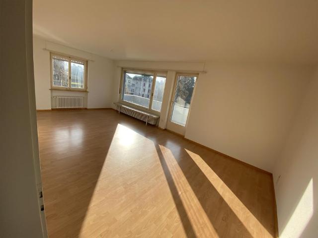 Grosszügige 6.5 Zimmer Wohnung mit 160 m² und sonnigem Balkon