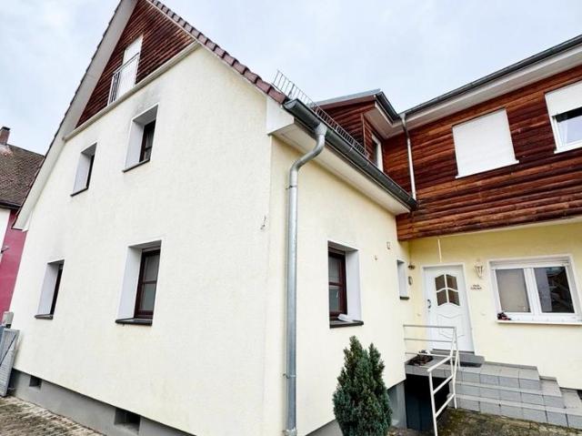 Großzügige 7 Zimmer Doppelhaushälfte