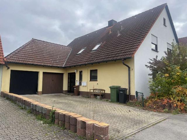 Großzügige 105 m² Erdgeschosswohnung mit Garten & Balkon – renovierungsbedürftiges Schmuckstück
