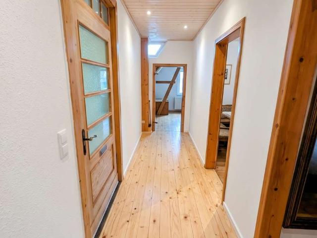 Großzügige 115 m² Wohnung mit Einbauküche, ausgebautem Spitzboden & Stellplatz