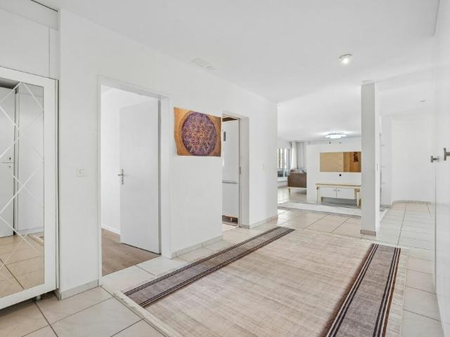Grosszügige 170 m² Wohnung mit Wintergarten, Cheminee und viel Wohnkomfort