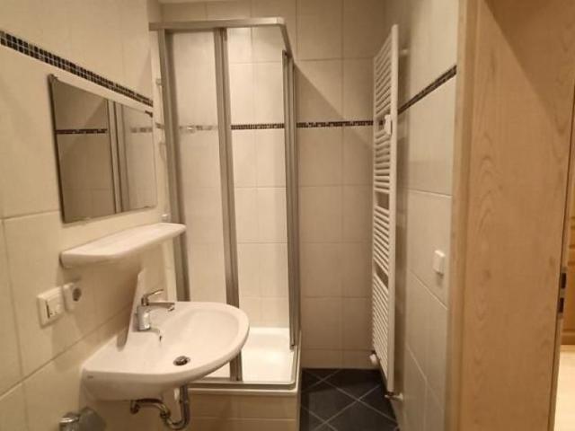 Großzügige 1 Zimmer mit Laminat und Balkon, SP direkt am Zentrum!
