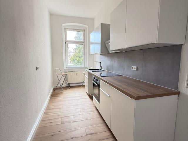 großzügige 2 Raumwohnung mit Einbauküche in zentraler Lage