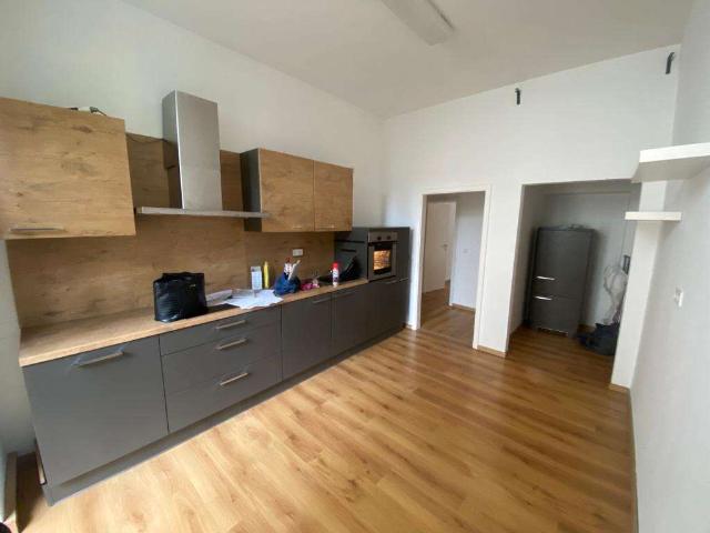 Großzügige 2 Raum Wohnung mit schicker EBK und großem Balkon ins Grüne in Stadtfeld Ost