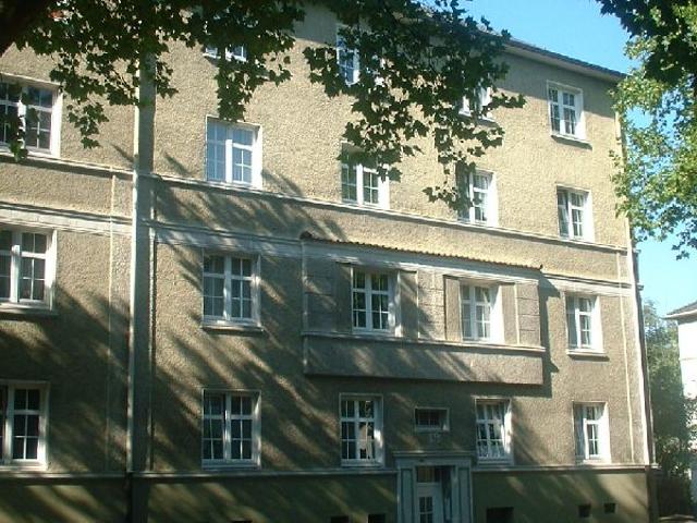 Großzügige 2 Zi Altbauwohnung mit geräumiger Wohnküche im beliebten Luisenhof