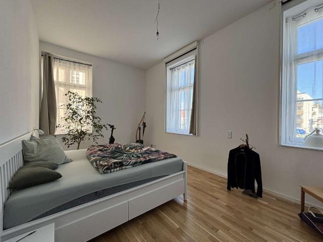 Großzügige 2 Zi. Wohnung mit hohen Decken, Einbauküche, TG Stellplatz und Balkon