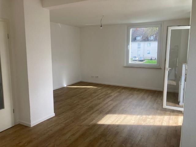 Großzügige 2 Zi Wohnung mit Loggia sucht nach Modernisierung einen neuen Bewohner