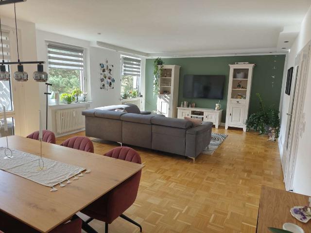 Großzügige 2 Zimmer Wohnung mit 2 Balkonen, zusätzl. 24 m² Hobbyraum und Garage in Leinhausen