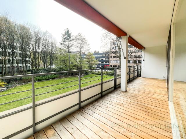 Großzügige 2 Zimmer Wohnung mit zwei Balkonen und Blick ins Grüne renovierungsbedürftig