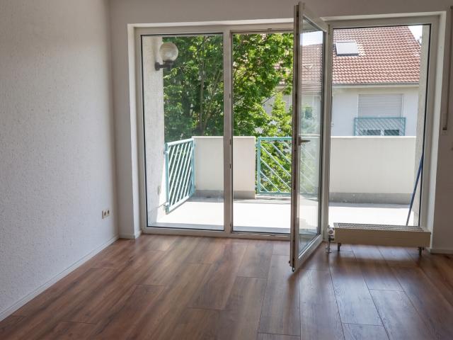Großzügige 2 Zimmer Wohnung mit Balkon & Tiefgaragen Stellplatz