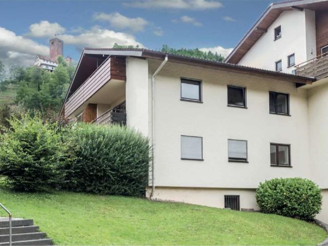 Großzügige 2 Zimmer Wohnung mit Balkon und Tiefgarage in Bad Liebenzell