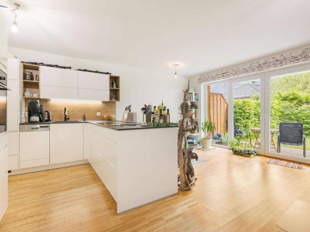 GROSSZÜGIGE 2 ZIMMER WOHNUNG MIT BERGBLICK & GARTEN IN ZENTRALER LAGE