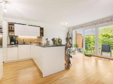 GROSSZÜGIGE 2 ZIMMER WOHNUNG MIT BERGBLICK & GARTEN IN ZENTRALER LAGE