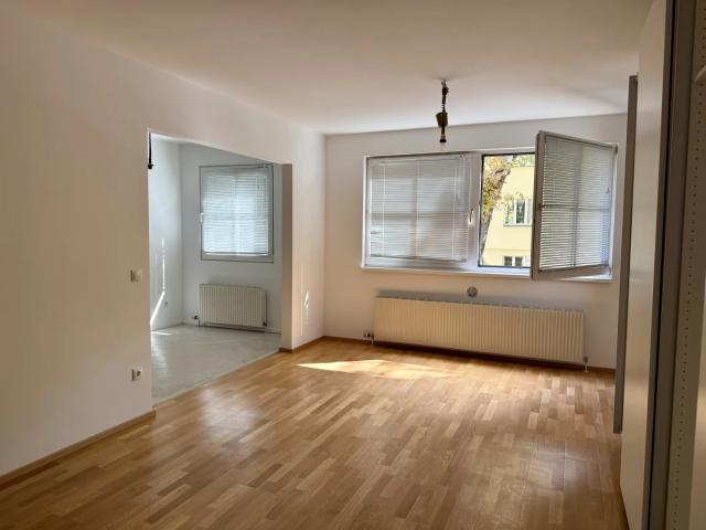 Großzügige 2 Zimmer Wohnung für Singles oder Pärchen Stellplatz optional