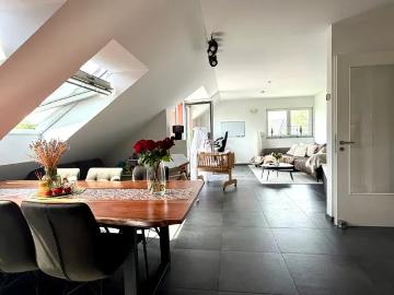 Großzügige 2 Zimmer Wohnung im 2.OG mit schönem Balkon und Pkw Stellplatz