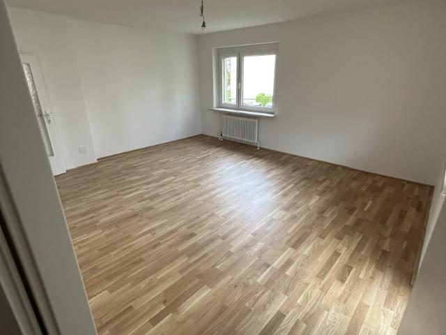 großzügige 2 zimmer wohnung in linz/niedernhart mit verglaster loggia und lift – ab 01.10.2026 verfügbar!