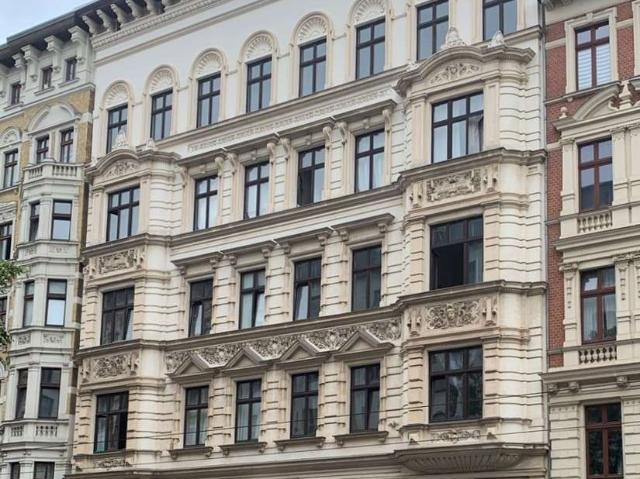 Großzügige 2 Zimmer Altbauwohnung mit Aufzug am Hasselbachplatz