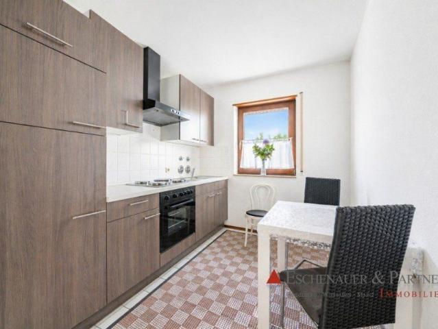 Großzügige 2 Zimmer Dachgeschosswohnung mit Loggia, Einbauküche und 2 PKW Stellplätzen