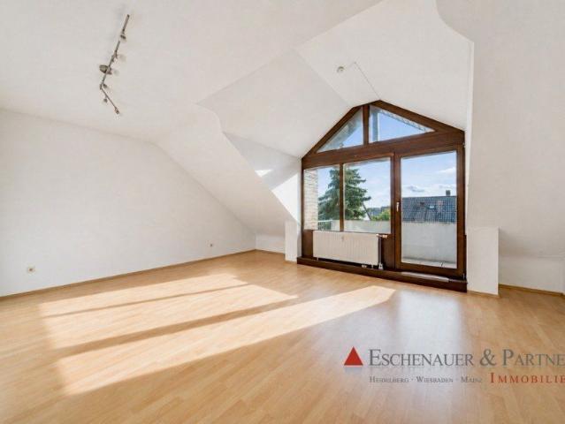 Großzügige 2 Zimmer Dachgeschosswohnung mit Loggia, Einbauküche und 2 PKW Stellplätzen