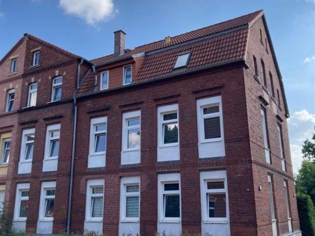 Großzügige 2 Zimmer mit EBK, Balkon, Wannenbad und Laminat in ruhiger Lage!
