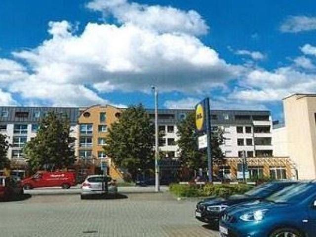 Großzügige 2 Zimmer mit Loggia, Wanne, Aufzug und Laminat in zentraler Lage!