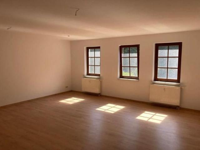 Großzügige 2 Zimmer mit Laminat und offener Küche in ruhiger Lage!