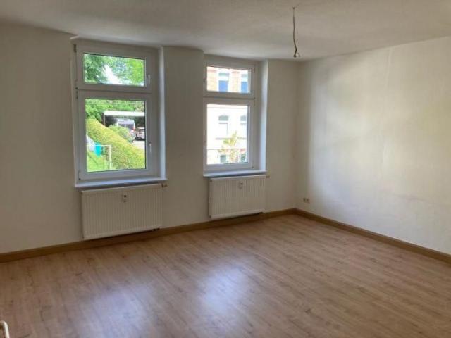 Großzügige 2 Zimmer mit Laminat und Wanne in guter Lage!