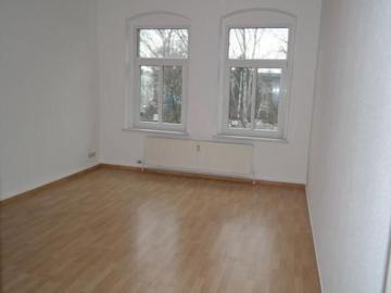 Großzügige 2 Zimmer mit Laminat, Wanne und Balkon in zentraler Lage! EBK mgl