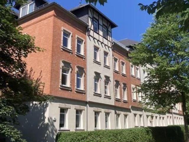 Großzügige 2 Zimmer mit Laminat, Wannenbad, SP und Balkon in ruhiger Lage! EBK mgl