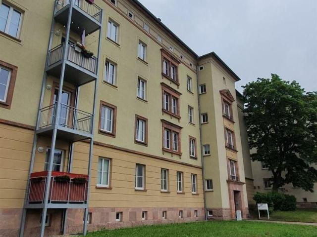 Großzügige 2 Zimmer mit Laminat, Balkon und Wannenbad in zentraler Lage!
