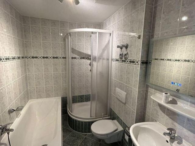 Großzügige 2 Zimmer mit Parkett, Wanne, Dusche, SP und EBK in sehr guter Lage