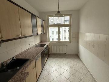 Großzügige 2 Zimmer mit Wannenbad, möbl. Küche, Lift, Abstellraum und Laminat!