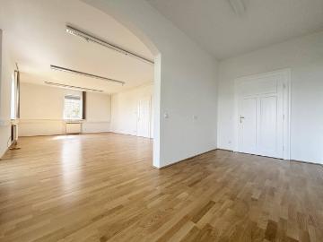 Großzügige 2 Zimmerwohnung in einer charmanten Villa
