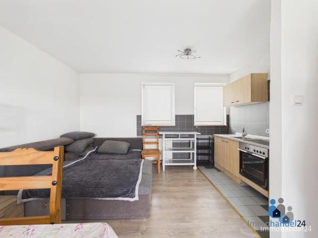 großzügige 2 Zimmerwohnung mit EBK & Balkon & Stellplatz ab sofort frei