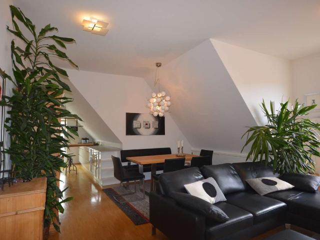 Großzügige 2 1/2 Zimmer Dachgeschosswohnung mit Aufzug und Balkon