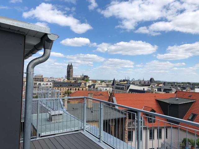 Großzügige 2,5 Raum Wohnung mit Dachterrasse, EBK, Fahrstuhl und Domblick in Magdeburg Altstadt!