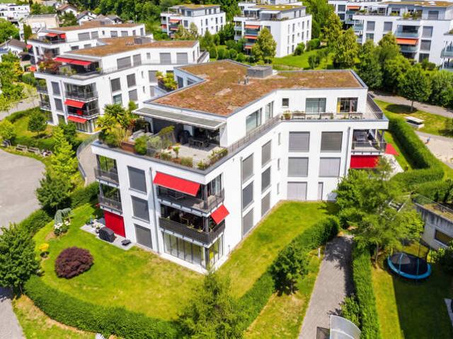 GROSSZÜGIGE 2.5 ZIMMER WOHNUNG MIT WINTERGARTEN