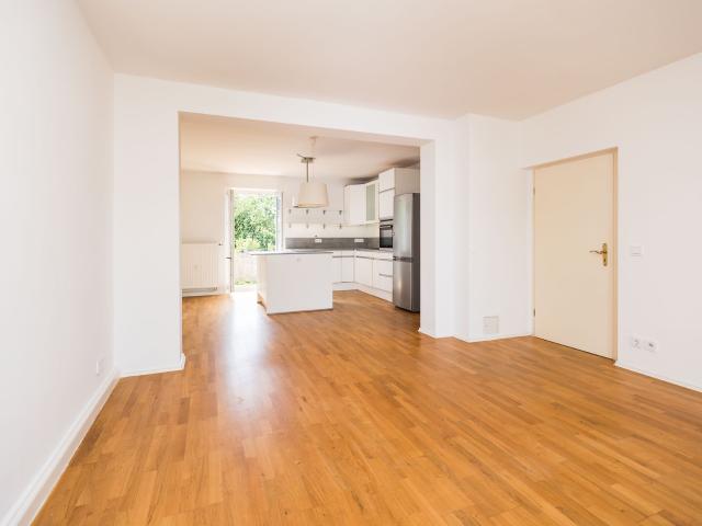 Großzügige 3 Zi Altbauwhg mit Wohnküche, viel Licht & sonnigem Süd Ost /Westbalkon ideal für WGs