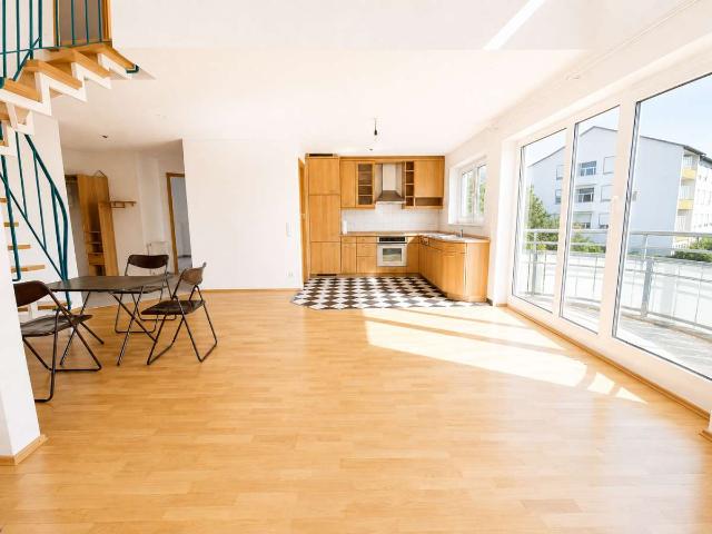 Großzügige 3 Zi. Dachgeschosswohnung mit Galerie, 2 Bädern, Kaminofen & Süd Balkon –sofort verfügbar