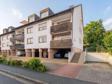 Großzügige 3 Zi Hochparterre Wohnung mit Balkon und schönem Ausblick in Langenzenn