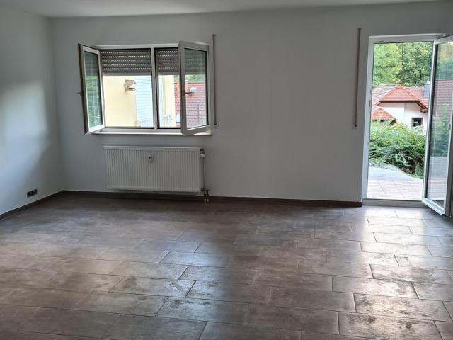 Großzügige 3 Zimmer Terrassenwohnung in Hanglage mit Südterrasse und 2 Stellplätzen