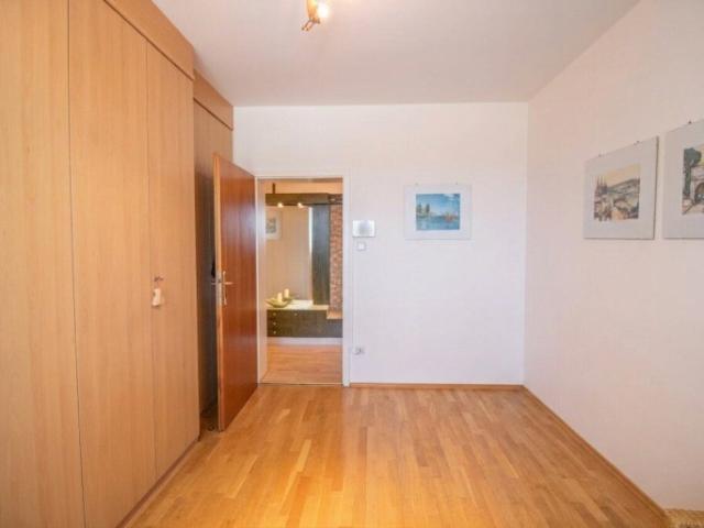 Großzügige 3 Zimmer Wohnung mit TG Stellplatz, zweitem Parkplatz & Dachterrasse mit Graz Blick