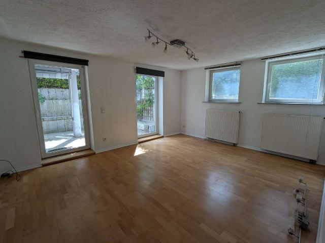 Großzügige 3 Zimmer Wohnung mit Terrasse, 2 Bädern & EBK – Bad Cannstatt