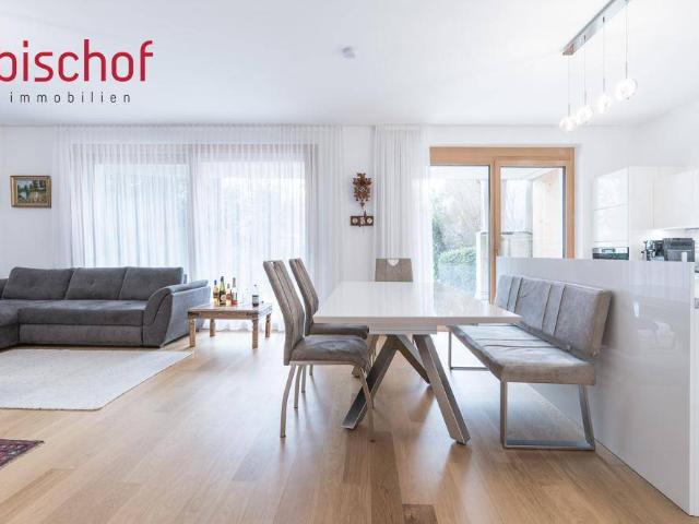 Großzügige 3 Zimmer Wohnung mit überdachter Terrasse und Gartenanteil