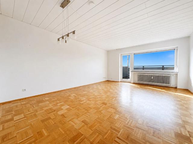 Großzügige 3 Zimmer Wohnung mit Weitblick, Aufzug und Wintergartencharakter